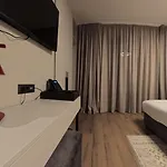 Отель Aquarius 4*